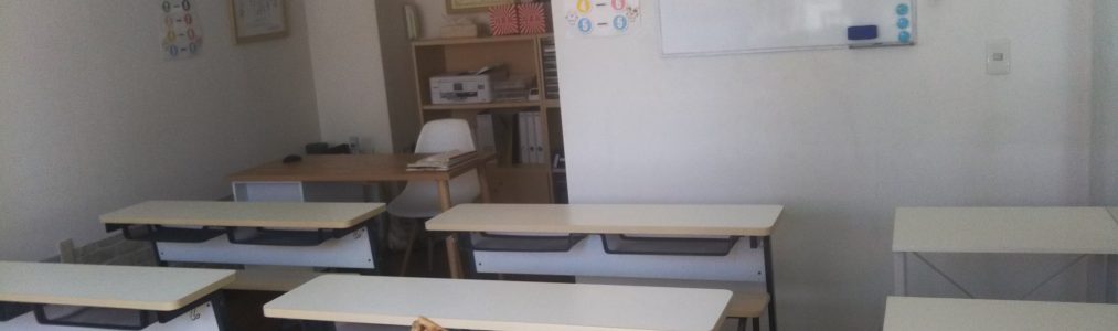 教室に新しい机を追加しました！