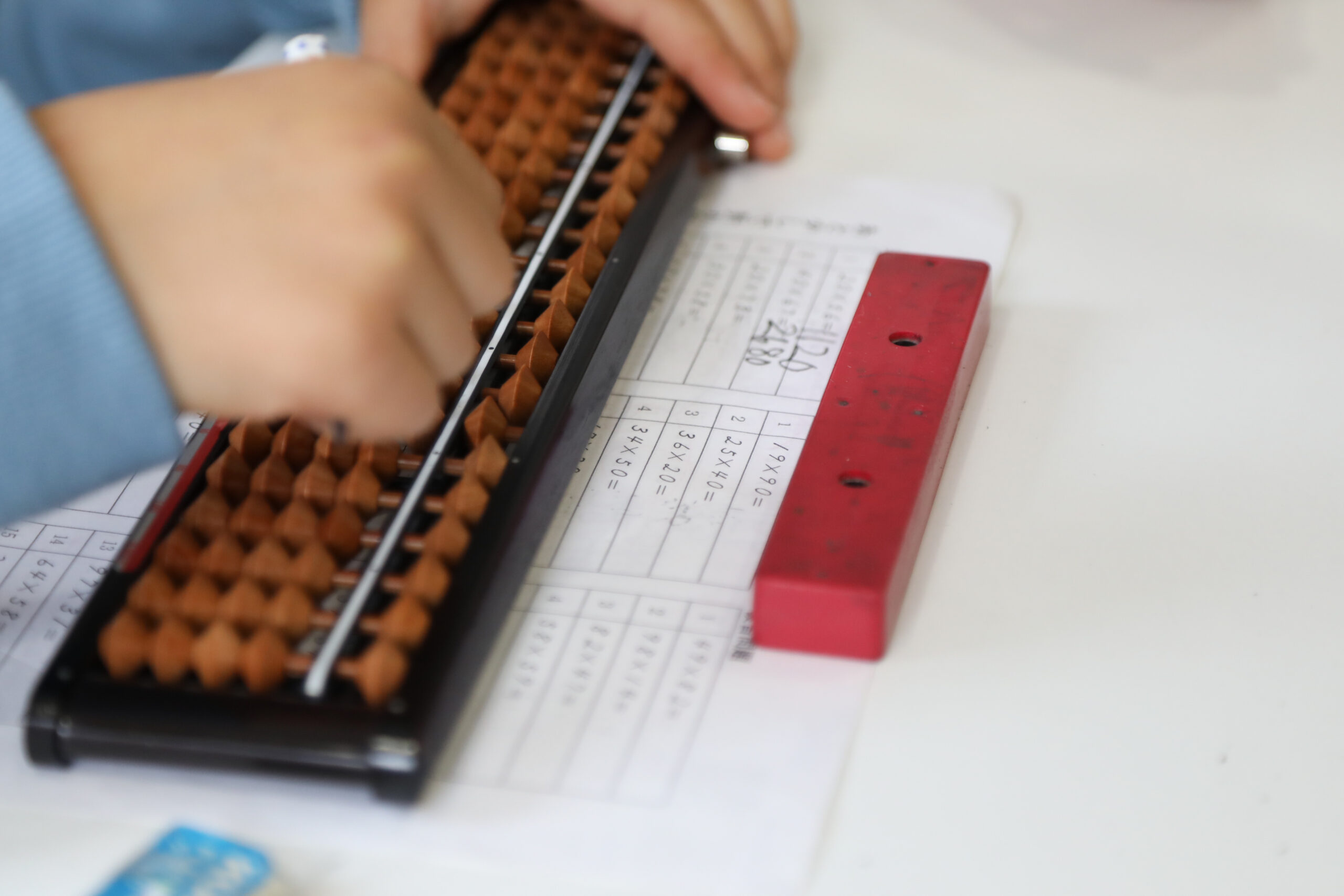 テキトーだとバレバレ！？そろばんの弾きの音って、実は全然違う！